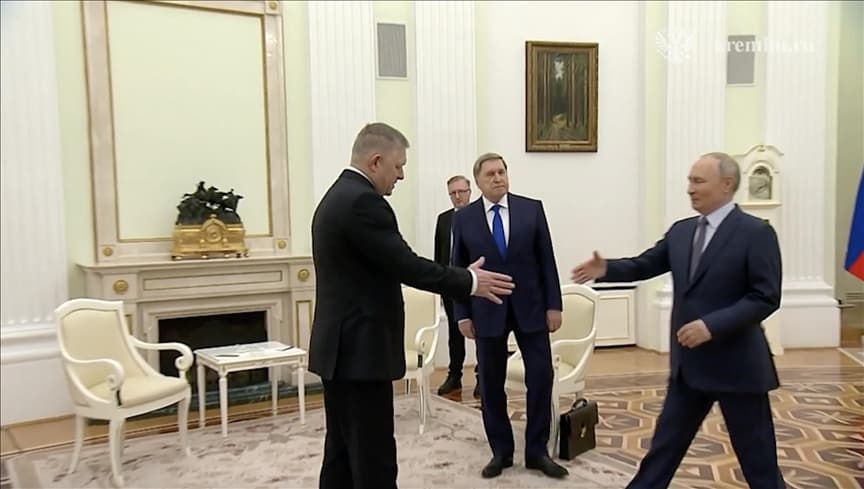 A picture of a meeting between Putin and Fico